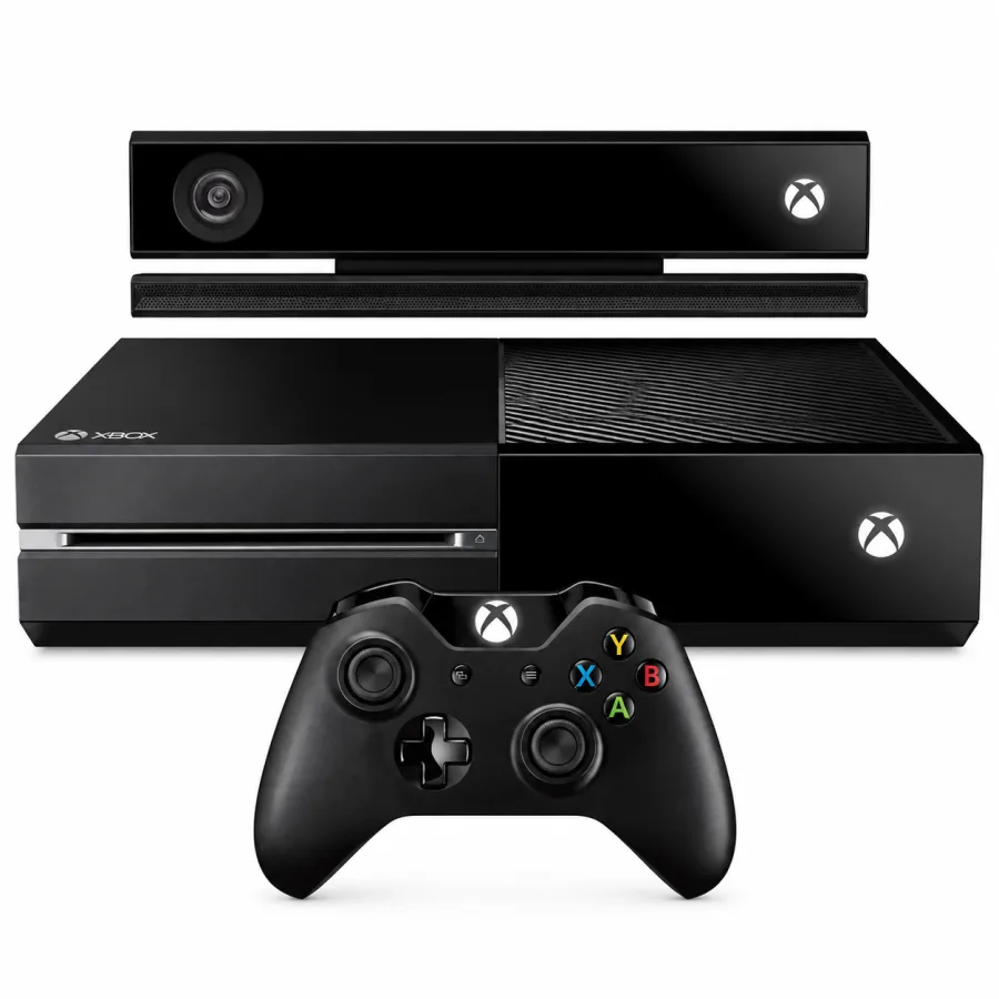 Console Xbox One Fat preto com o sensor Kinect em cima e o controle na frente